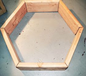 Simply Lora's Beauty: Hexagon Planter Box Hexagon Planter Boxes, Hexagon Planter Diy, Hexagonal Pavers, Octagon Planter, Hexagonal Planter, Beyblade Stadium, Hexagon Planter, Mailbox Garden, Planter Box Plans