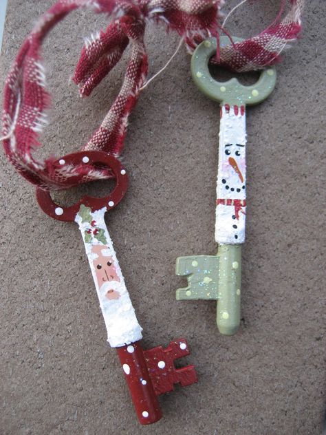 Upcycle Keys, Skeleton Key Crafts, Painted Keys, Recycled Ornaments, Old Key Crafts, Painted Skeleton, Forks And Knives, Key Crafts, Painted Santa