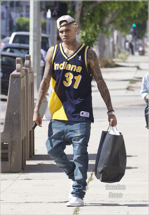 Chris Brown Outfits Swag, Jersey Outfit Men, Nba Jersey Outfit, Basketball Jersey Outfit, Chris Brown Outfits, Chris Brown Style, Jersey Ideas, Reggie Miller, Breezy Chris Brown