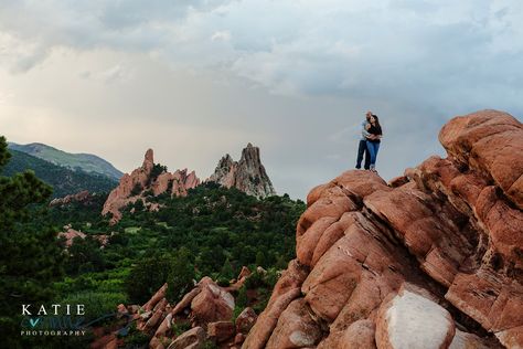 LOVE! Spectacular view on the top of the red rocks mountains of Colorado.  Super cute engagement session.  Best engagement photos and photography Top 5 Photo Location Ideas At Garden of The Gods Photography by Katie Corinne Photography  #gardenofthegods #GOG #mountainphotographer #mountainengagement #colorado #mountainengagementphotographer #engagementsession #engagementphotos #cuteengagementphotos #engagedlife #imengaged #coloradobride #coloradoengagement Colorado Photoshoot Locations, Garden Of The Gods Colorado Photography, Garden Of The Gods Photoshoot, Garden Of The Gods Engagement Photos, Colorado Photo Ideas, Photo Location Ideas, Romantic Portrait, Royal Gorge, Explore Colorado