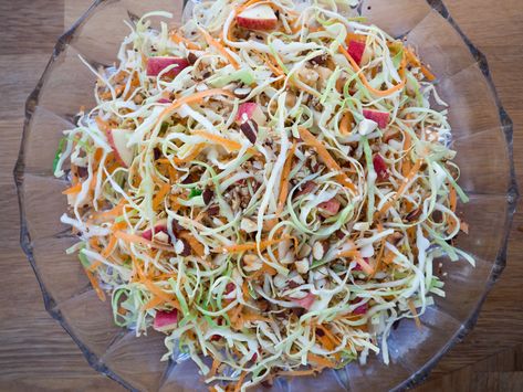 Carrot And Apple Salad, Carrot Apple Salad, Nordic Food, Salad With Grilled Chicken, Cabbage Carrot, Apple Salad Recipes, Beef Meat, Salad Dishes, Fun Salads