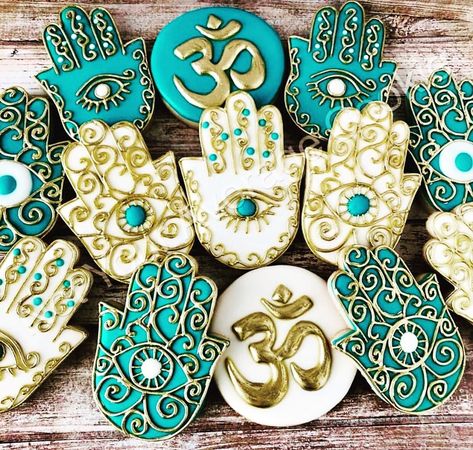 O.M.G. can’t believe these are COOKIES! I don’t have a heart to take a bite of these gorgeous Hamsa, Om & Evil Eye beauties 😃🤗😍. Checkout… Food Spirituality, Hippie Cookies, Star Sugar Cookies, Ramadan Sweets, Wedding Cake Pearls, Ceramic Pinch Pots, Wedding Cake Cookies, Cookies Decoradas, Christmas Mandala