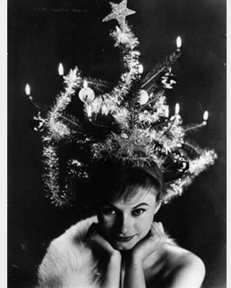 Christmas hair Battery Powered Christmas Lights, Christmas Tree Costume, Christmas Tree Hair, Tree Costume, Christmas Tree Hat, Vintage Christmas Photos, Christmas Hairstyles, Christmas Post, Holiday Hairstyles