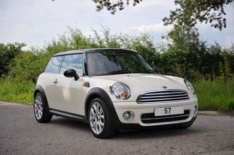 Pepper White - Best Colour Mini Cooper Aesthetic, Cooper Aesthetic, Mini Cooper Accessories, Mini Cooper One, Hot Hatchback, Mini Cooper R56, New Mustang, Mini Copper, Car Essentials