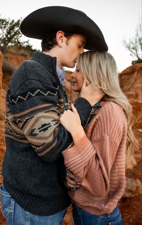 Canyon Engagement Photos, Country Couple Photos, Cute Country Couples, Fall Engagement Pictures, Country Couples, Couple Picture Poses, Cute N Country, Couple Photography Poses, Fall Engagement