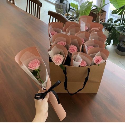 Mini Valentines Bouquet, One Rose Gift Ideas, Flower Gifting Ideas, Single Flower Gift Ideas, Single Flower Wrapping Ideas, How To Gift Flowers, Home Made Bouquets, Single Wrapped Flower, Paper Bag Bouquet