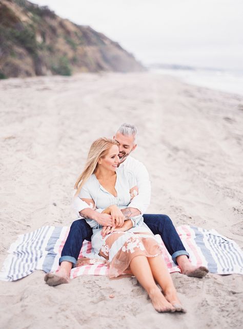 25th Anniversary Photo Shoot Ideas Beach, 20 Year Anniversary Photo Shoot Ideas, Beach Anniversary Pictures, Anniversary Poses, Beach Bday, Beach Recipes, Anniversary Pics, Beach Anniversary, In Love Couple