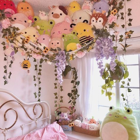 𝓢𝓺𝓾𝓲𝓼𝓱𝓶𝓪𝓵𝓵𝓸𝔀𝓼 on Instagram: “This is my new squishmallow set up! I wanted to make the net look more natural and spring-like🌸☺️ • • • • • • • Inspiration from…” Room Library Ideas, Squishmallow Collection, Fairytale Bedroom, Cute Room Ideas, Cozy Room Decor, Aesthetic Rooms, Cute Home Decor, Cozy Room, Room Ideas Bedroom