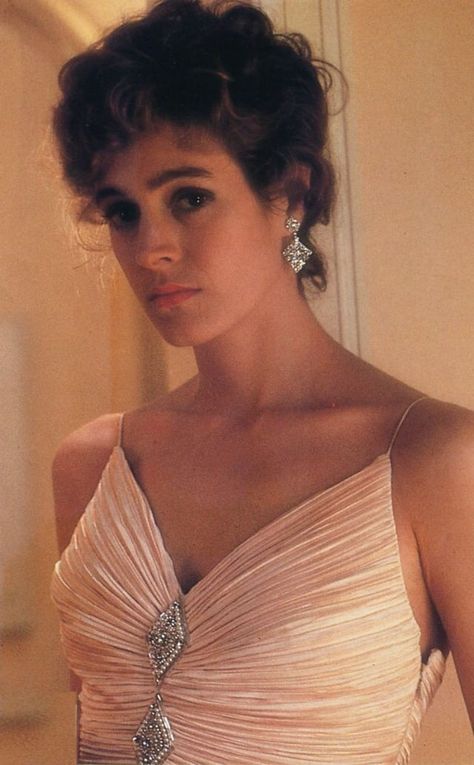 30 Photos of Sean Young in the 1980s and 1990s ~ Vintage Everyday Working Girl Style, Sean Young, Halston Dress, Young Actresses, Young And The Restless, Hot Actors, Heidi Klum, The 1980s, Vintage Hollywood