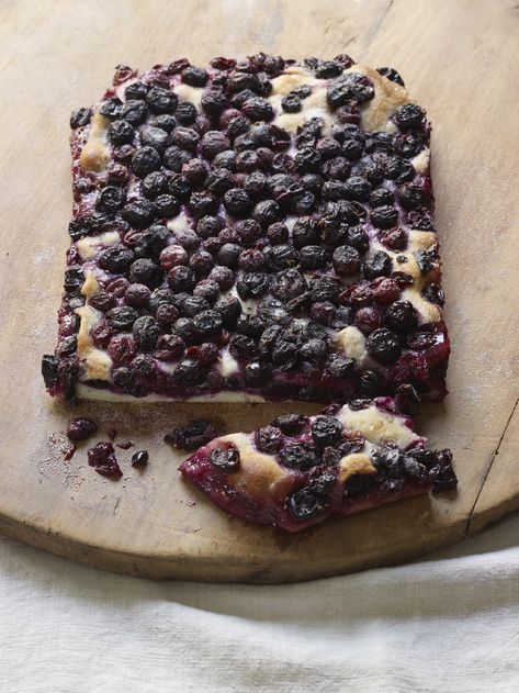 In Florence, schiacciata coll’uva is sold in bread and pastry shops during the fall wine grape harvest season, here's how to make it at home. Grape Focaccia, Focaccia Bread Recipe, Italy Magazine, Grape Harvesting, Keto Friendly Desserts, Morning Snack, Low Carb Cookies, Valentines Day Desserts, Low Carb Recipes Dessert