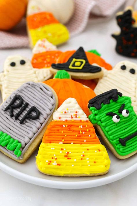 These easy Halloween sugar cookies are a soft cut-out sugar cookie recipe decorated for the spooky season with homemade vanilla buttercream! #halloween #cookies #sugarcookies Easy Halloween Cookies Recipes, Halloween Fingerfood, Biscuits Halloween, Halloween Sugar Cookies Decorated, Spice Sugar Cookies, Cookie Recipes Decorating, Halloween Cookie Recipes, Cut Out Cookie Recipe, Pumpkin Sugar Cookies