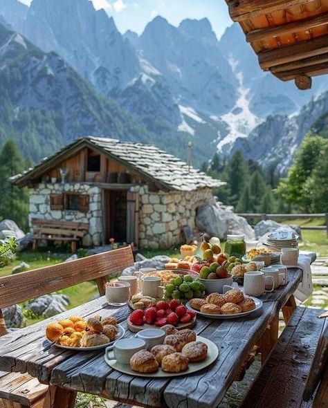 Mountain Cabins, Chill-out Music, Cabin In The Mountains, Sushi Sandwich, Fine Dining Recipes, Maldives Travel, Dinner Bread, Cheese Dessert, Travel Board