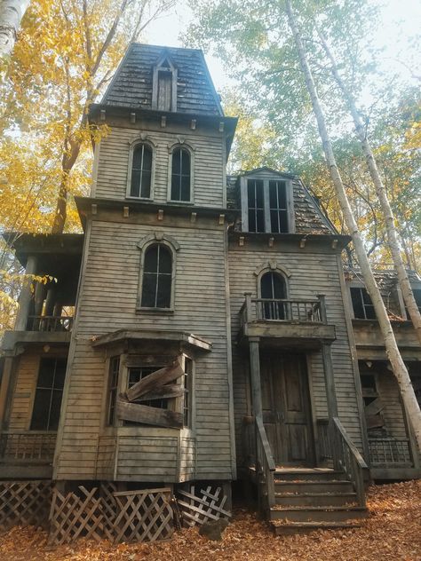 Haunted Trails in New England Haunted New England, New England Gothic, Connecticut Aesthetic, Haunted Farmhouse, Best Haunted Houses, Haunted Trail, Brindleton Bay, Creepy Old Houses, Derelict Buildings