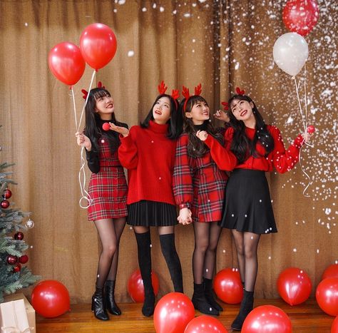 Christmas Ootd Korean, Christmas Photoshoot Ideas Friends, Christmas Aesthetic Outfit, Korean Christmas Outfit, Christmas Looks Outfits, Business Headshots Women, Christmas Fashion Outfits, Korean Style Outfits, Christmas Party Wear