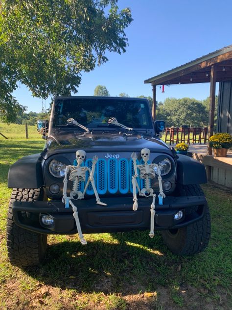 Jeep Spare Tire Halloween Decorations, Halloween Jeep Decor, Jeep Skeleton Ideas, Jeeps Decorated For Halloween, Halloween Jeep Ideas, Decorate Jeep For Halloween, Jeep Skeleton, Jeep Halloween Decorations, Jeep Wrangler Halloween Ideas