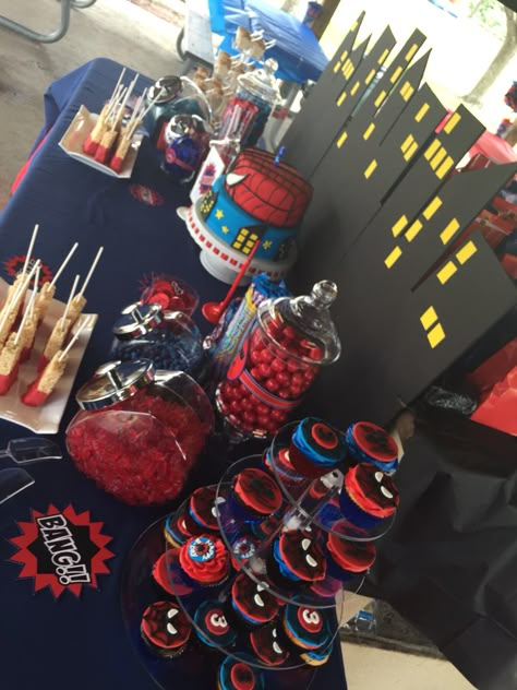 Spiderman Candy Buffet Spiderman Candy Table, Spidey Friends Birthday, Superhero 4th Birthday Party, Boda Vintage Ideas, Birthday Superhero Party, Splish Splash Birthday Bash, Superhero Party Food, Spiderman Birthday Party Ideas, Spiderman Party Ideas