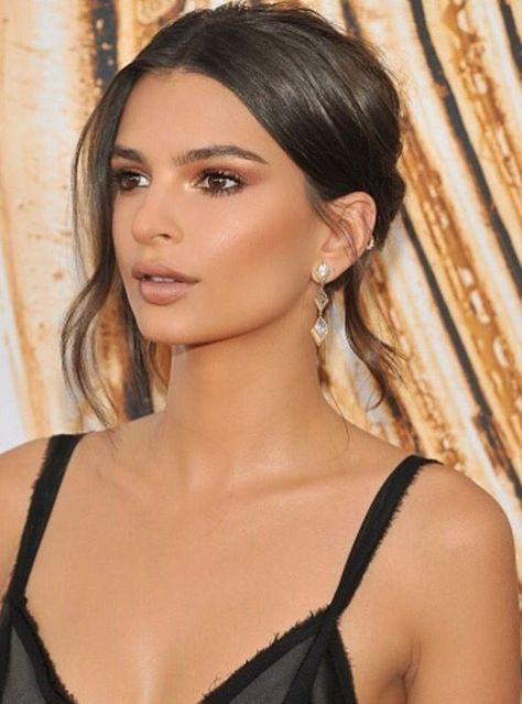 Emily Ratajkowski makeup, neutral smokey eyes Emily Ratajkowski Makeup, Neutral Smokey Eye, Neutral Makeup Look, Wedding Hairstyles And Makeup, Makeup Tip, Prom Makeup Looks, Formal Makeup, Trening Fitness, Neutral Makeup