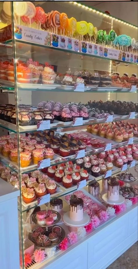 Cake Shop Interior Vintage, Cupcake Bakery Design, Cute Bakery Aesthetic Interior, Cake Shop Design Interior Small Bakery, Bake Shop Interior, Bakery Ideas Interior, Bakery Interior Design Ideas, Bakery Display Counter, Cute Bakery Aesthetic