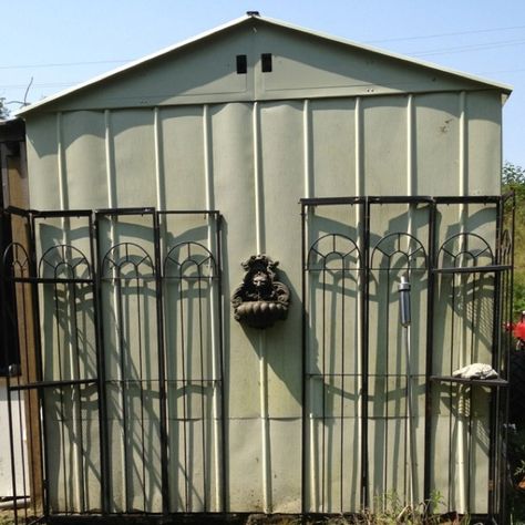 Used an old broken metal gazebo frame to hide the back of a shed. Frame Upcycle, Possum Funny, Upcycle Frames, Metal Gazebo, Diy Gazebo, Deck Fence, Outdoor Fence, Upcycle Ideas, Outdoor Inspirations