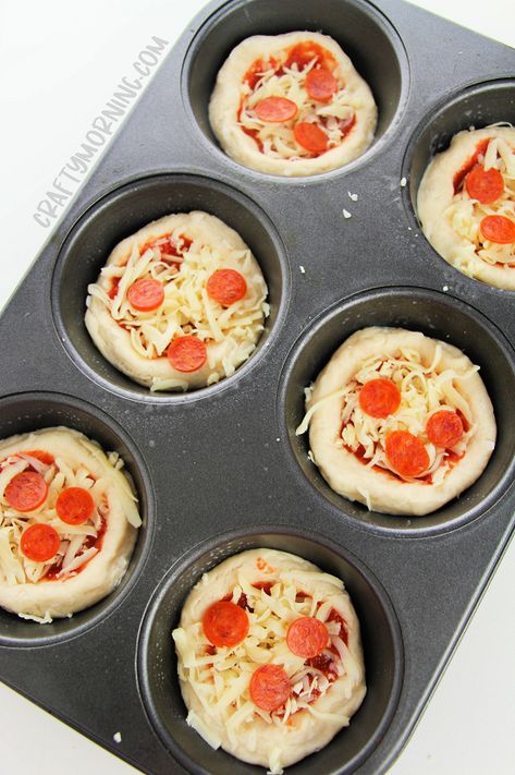 Make Mini Deep Dish Pizzas Using Canned Biscuits - Crafty Morning Pillsbury Biscuit Recipes, Weight Watchers Cheesecake, Baked Cinnamon Apples, Biscuit Pizza, Easy Stuffed Peppers, Chicken Tikka Masala Recipes, Instant Breakfast, Canned Biscuits, Muffin Tin Recipes