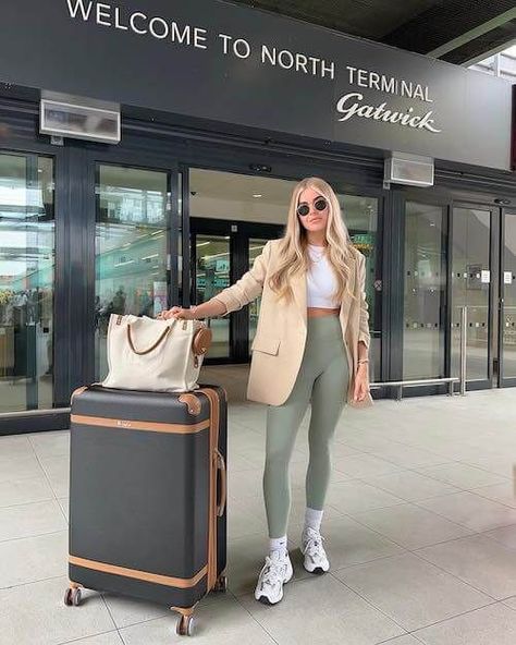 Los 10 outfits para aeropuerto más aesthetic | Es la Moda Airport Outfit Leggings, Comfy Airport Outfit Summer, Leggings Travel Outfit, Casual Airport Outfit, Comfortable Airport Outfit, Chic Airport Outfit, Cute Airport Outfit, Chic Travel Outfit, Comfy Airport Outfit