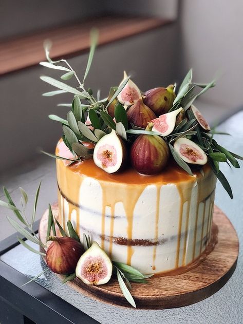 Cake With Dried Fruit Decoration, Sophisticated Birthday Cake, 30th Cupcakes Birthday For Her, 30th Birthday Food Ideas, Cake For 30th Birthday For Her, Birthday Cake Autumn, Birthday Cake Ideas For Women, Cake With Figs, 30th Cake