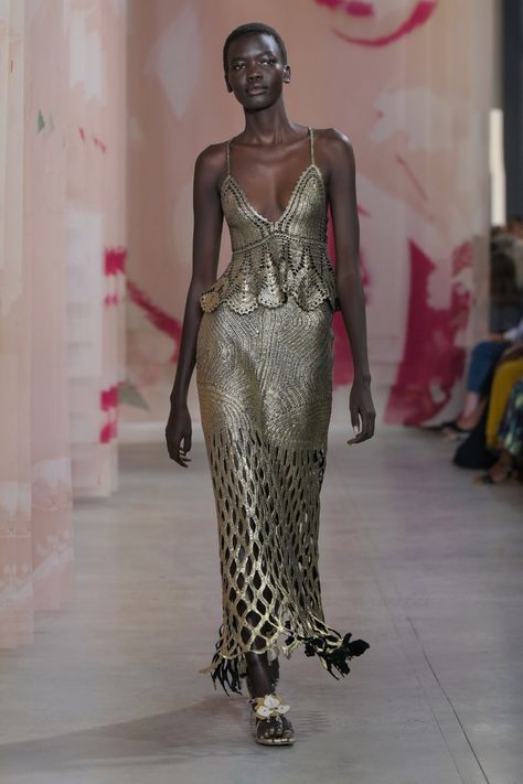 Ulla Johnson Spring 2024, Fashion 2025, Dripping Gold, Show Collection, Crochet Dresses, Gold Aesthetic, Creation Couture, Stunning Gowns, Fashion Week Runway