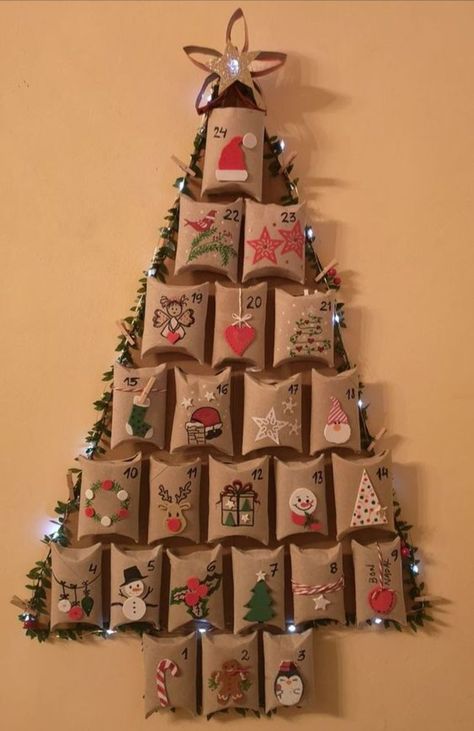 Handprint Christmas Tree, Homemade Advent Calendars, Jul Diy, Calendar Advent, Christmas Classroom Door, Christmas Advent Calendar Diy, Handprint Christmas, Christmas Gift Basket Ideas, Gift For Mom Christmas