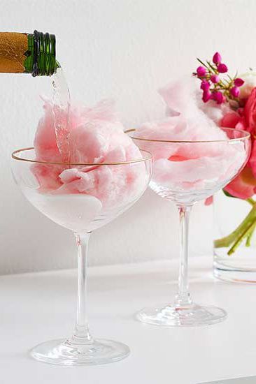 How fun are these champagne drinks?! Pour dry champagne over your favorite sugary-sweet cotton candy for a pretty (and delicious) cocktail twist. #champagnecocktails #holidaycocktails #wintercocktails #easycocktailrecipes #drinkrecipes #bhg Cotton Candy Drinks, Fizz Drinks, Bd Ideas, Champagne Recipe, 19th Birthday Cakes, Princesscore Aesthetic, Valentine Cocktails, Cotton Candy Champagne, Champagne Recipes Cocktails