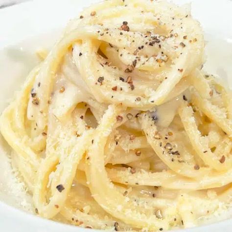 The Best Cacio E Pepe Recipe: A True Italian Masterpiece! Caccio And Peppe, Caico De Pepp, Pasta Recepies, Italian Pasta Dishes, Classic Italian Dishes, Small Kitchens, Quick Meal, Mediterranean Dishes, Creamy Pasta