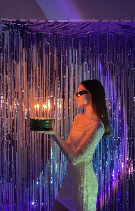 Queen Photoshoot, Aesthetic Dark Academia, Pretty Birthday Cakes, Selfie Ideas Instagram, Dancing Queen, City Aesthetic, Birthday Photoshoot, Dark Aesthetic, Cool Words