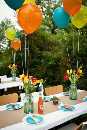 Balloon Centerpiece using mason jars...like this idea you can fill the jars with whatever you like - Candy for kids, shells, colored marbles, flowers, themed items.   A Good idea to shelf. Senior Breakfast, Work Potluck, Deco Ballon, Graduation Party Foods, College Graduation Parties, Garden Party Decorations, Party Deco, Fiesta Baby Shower, Festa Party