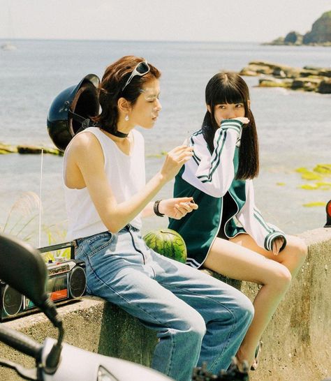 Two People Hanging Out Reference, Two People Looking At Each Other, People Hanging Out, Poses With Two People, Two People Sitting Together, Dynamic Duo Poses Reference, 80s Japanese Fashion, Piskel Art, Couple Poses Reference