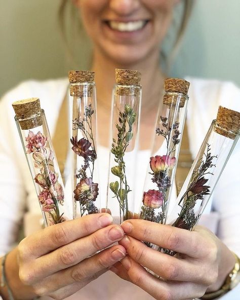 Deco Champetre, Pressed Flower Art, Deco Floral, Candy Party, Glass Vases, Test Tube, Bottles And Jars, Flowers Diy, Flower Crafts