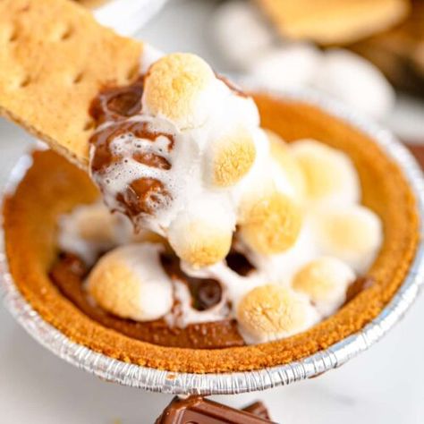 Air Fryer Mini S’mores Pies - My Air Fryer Kitchen My Air Fryer Kitchen, Mini Smores, S'mores Pie, Air Fryer Kitchen, Mini S, Reeses Peanut Butter Cups, Reeses Peanut Butter, Mini Pies, Chocolate Filling