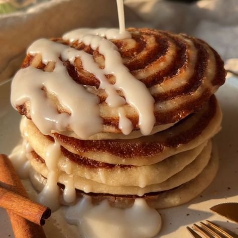 Indulge in the ultimate combination of two of the best breakfast foods; cinnamon rolls and pancakes with this Cinnamon Roll Pancakes recipe. Cinnamoroll Pancake, Cinnamon Rolls Pancakes, Cinnamon Aesthetic, Meadows Aesthetic, Cinnamon Bun Pancakes, Dessert Pancakes, Cinnamon Roll Pancakes Recipe, Cinnamon Pancakes Recipe, Best Breakfast Foods