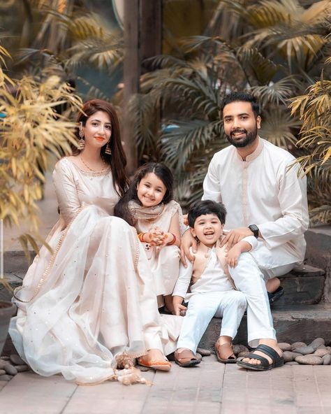 Family Matching Outfits Indian, Family Photoshoot Poses, Mother Daughter Dresses Matching, Black Suit Wedding, Family Portrait Poses, Indian Family, Family Picture Poses, Mother Daughter Dress, Family Photo Pose