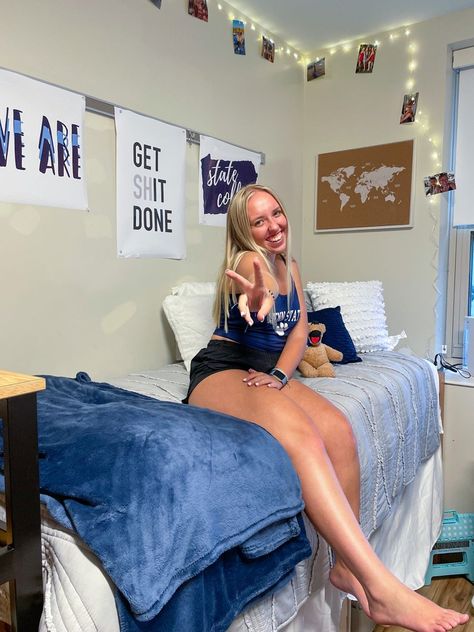 Penn State College Dorm, Penn State Aesthetic Dorm, Penn State Dorm Room, Penn State Dorm Room Ideas, Navy Dorm Room, Navy Dorm, Penn State Dorm, Dorm 2023, Dorm Room Pictures