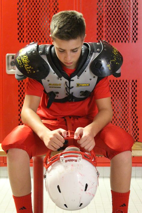 FOOTBALL LOCKER ROOM PHOTO IDEAS Locker Room Photoshoot, Room Photo Ideas, Football Locker Room, Football Reference, Football Poses, Football Pics, Hockey Gear, Football Photography, Air Asia