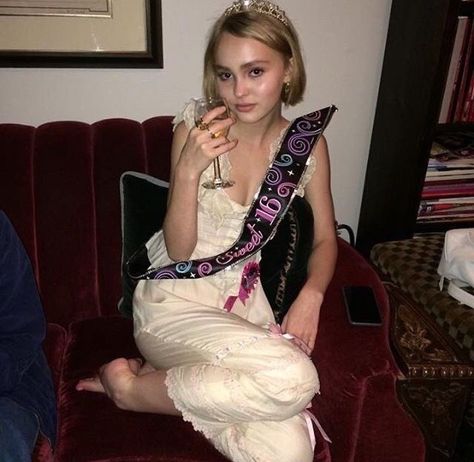 blind on Twitter: "@itgirlspo found the pics lol https://t.co/V2EXbeolVE" / Twitter Lily Rose Depp, Lily Rose, Lily, Log In, Log, On Twitter, Twitter, Reggaeton