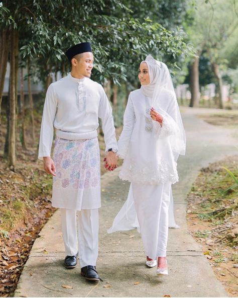 Love this dress simple ❤️ - - Beautiful Bride @lilfaraaaah 😍- - Beautiful Dress  @nisamustafaatelier 💃 - - -  Makeup artis by @liezamakeup… Baju Akad Nikah Muslim Simple, Malaysian Wedding Dress Muslim, Melayu Wedding Dress, Malaysian Bride, Malaysian Wedding Dress, Pelamin Simple, Pengantin Melayu, Adat Melayu, Melayu Wedding