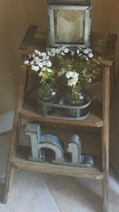 Short Ladder Decor Ideas, Small Wood Ladder Decor, Small Step Ladder Decor Ideas, Small Ladder Decor, Step Ladder Decor, Wooden Ladder Ideas, Vintage Ladder Decor, Old Ladder Decor, Wooden Ladders