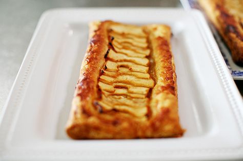 Puff Pastry Apple Tart - Ree Drummond / The Pioneer Woman. Quick and easy; made with frozen puff pastry. Ree Drummond Puff Pastry Recipes, Pioneer Woman Apple Tart, Puffed Pastry Apple Tart, Easy Apple Tart, Easy Caramel Sauce, Puffed Pastry, Apple Tarte, The Pioneer Woman Cooks, Apple Tarts