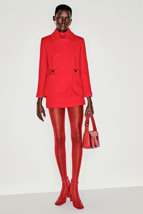 Valentino Street Style, Valentino Resort 2023, Thigh High Leggings, Valentino Resort, Red Tights, Resort 2023, Lady Style, Outfit Invierno, Woman's Fashion