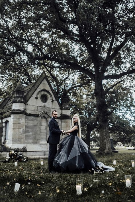 Classy Halloween Wedding, Halloween Wedding Ideas, Halloween Engagement, Horror Wedding, Moody Halloween, Halloween Cemetery, Gothic Wedding Theme, Classy Halloween, Anniversary Shoot