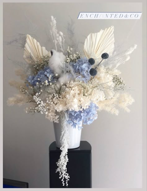 Boho Blue Flower Arrangements, Blue Dried Flower Arrangements, Baby Boy Flower Arrangements, Dry Flowers Arrangements Ideas, Diy Dried Flower Arrangement, Dried Flowers Crafts, Blue Centerpieces, Bee Painting, Flower Bouquet Diy