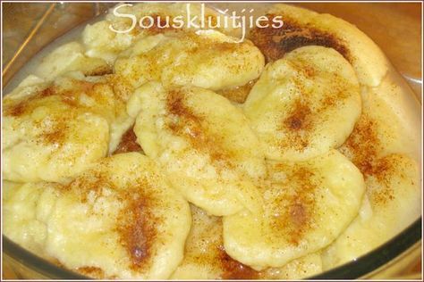 Souskluitjies- South African cinnamon dumpling recipe African Meals, African Recipe, South African Desserts, African Dessert, Coconut Tart, African Dishes, Bread Puddings, Warm Desserts, Cinnamon Syrup