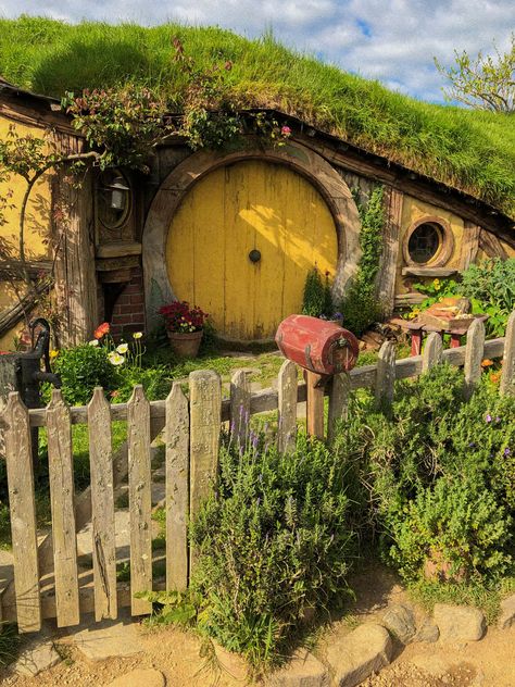 Hobbit Garden, Casa Hobbit, Empire Season, Hobbit Art, New Zealand Houses, Hobbit Hole, Hobbit House, Watercolour Inspiration, Fairy Garden Houses