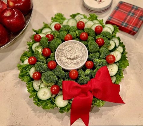 (19) Facebook Wreath Veggie Tray, Broccoli Christmas, Veggie Wreath, Teen Christmas Party, Christmas Day Celebration, Veggie Platter, Vegetable Dips, Christmas Buffet, Christmas Salads