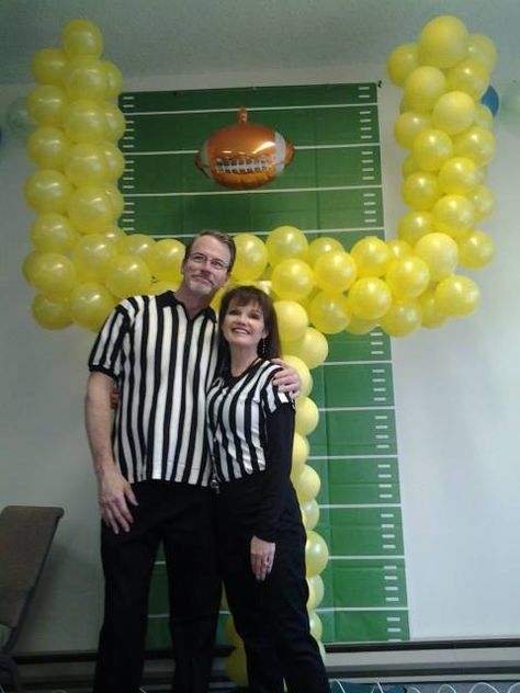 Balloon Goal Post made with balloons and pvc pipes.. Tie balloons into quads and slide onto pvc structure (use umbrella stand to hold upright).  Took about 130 -  5" balloons.  Hang a football field tablecloth on wall and with fishing line hang mylar football balloon. Great photo op for your Super Bowl Party! Football Balloon Goal Post, Balloon Goal Post Diy, Football Field Tablecloth, Green Bay Packers Party, Hoco Photos, Packers Party, Football Balloons, Homecoming Floats, Football Banquet